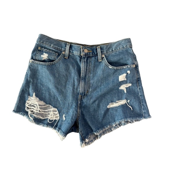 Levi’s High Waisted Mom‎ Shorts - Picture 2 of 8